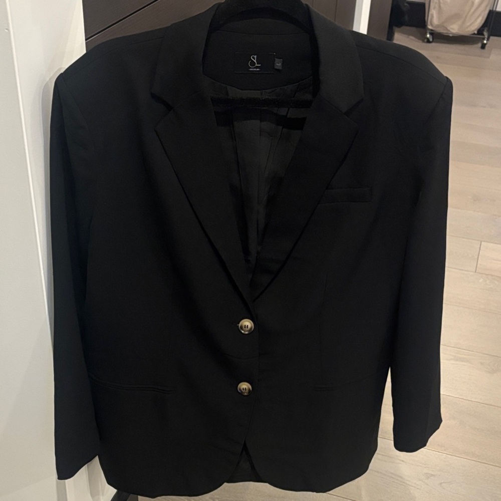 Classic Black Blazer— Oversized Fit